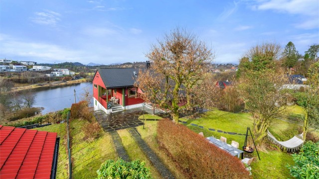 Eiendommen har en attraktiv og familievennlig beliggenhet i rolige omgivelser, med nydelig utsikt over Skeievatnet