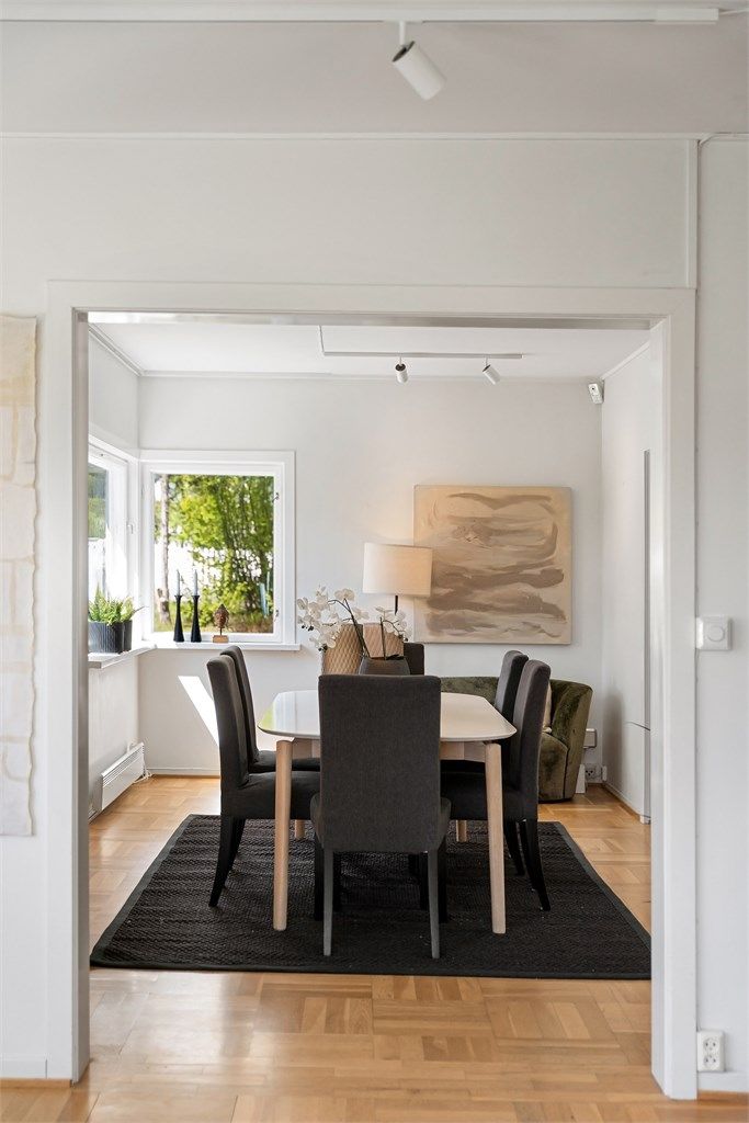 Spisestuen har plass til et stort spisebord for hyggelige sammenkomster.