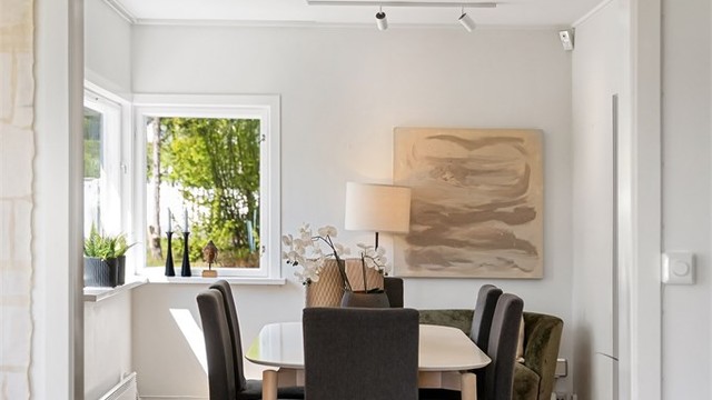 Spisestuen har plass til et stort spisebord for hyggelige sammenkomster.