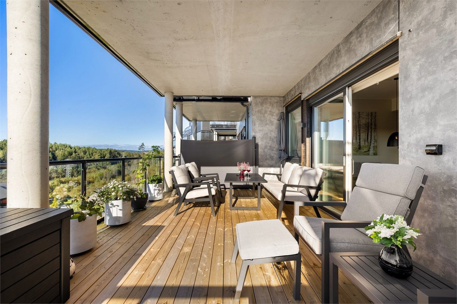 Midtsommers er det sol på balkongen fra rundt kl. 14 og helt frem til solnedgang i nord-vest sen kveld.