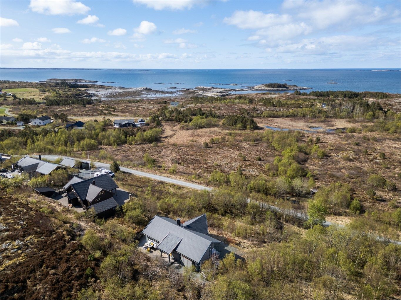 For den som ønsker flere opplevelser, ligger Austrått med historiske omgivelser og naturskjønne områder innen rimelig kjøreavstand. Samtidig er det grei forbindelse til større steder som Brekstad og videre mot Trondheim.