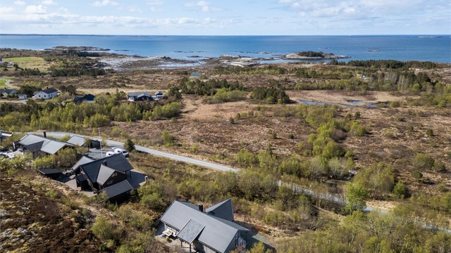 For den som ønsker flere opplevelser, ligger Austrått med historiske omgivelser og naturskjønne områder innen rimelig kjøreavstand. Samtidig er det grei forbindelse til større steder som Brekstad og videre mot Trondheim.