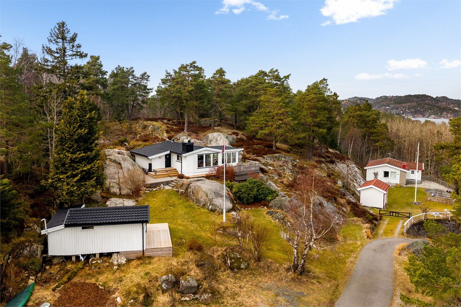 Det er bilvei helt frem og gode parkeringsmuligheter på egen tomt.