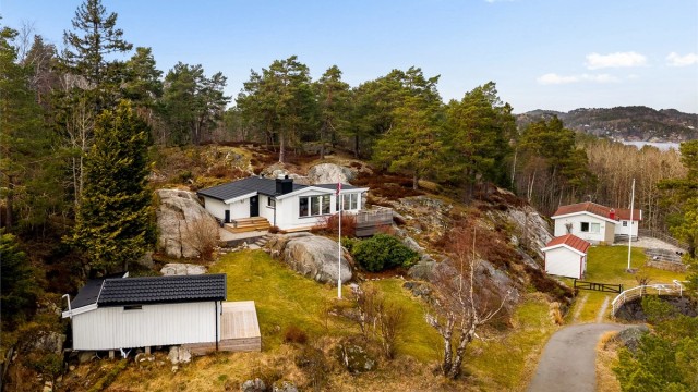 Det er bilvei helt frem og gode parkeringsmuligheter på egen tomt.