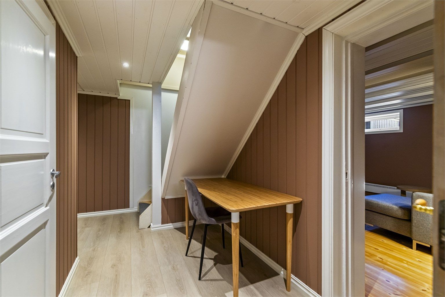 Praktisk plass under trappen for en liten arbeidsplass eller oppbevaring.