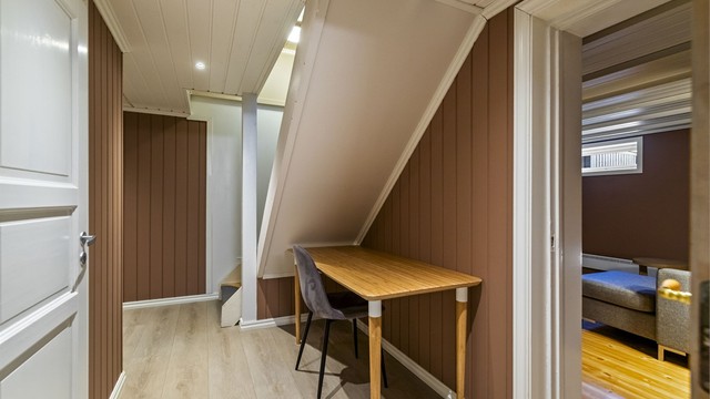 Praktisk plass under trappen for en liten arbeidsplass eller oppbevaring.