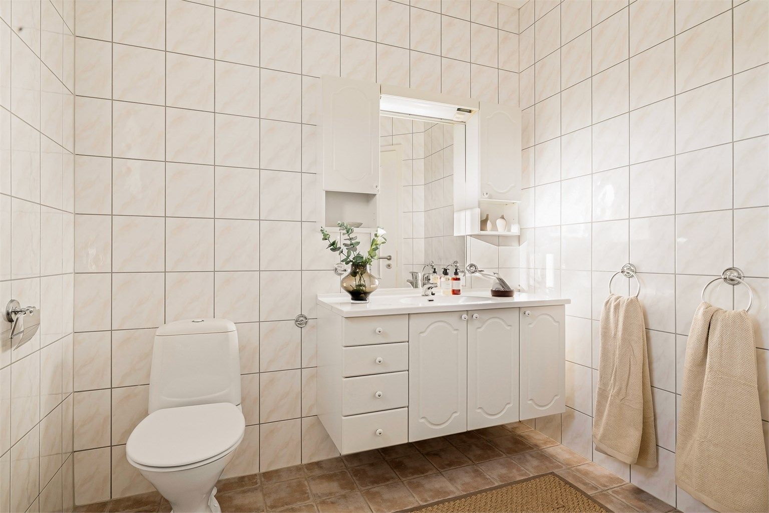 Pent flislagt bad fra byggeåret med gulvvarme.