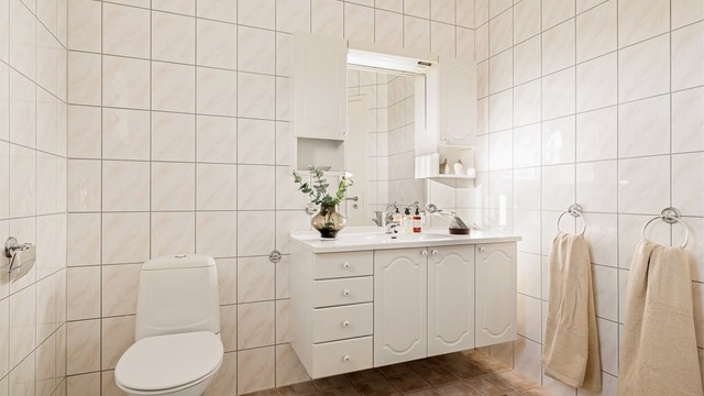 Pent flislagt bad fra byggeåret med gulvvarme.