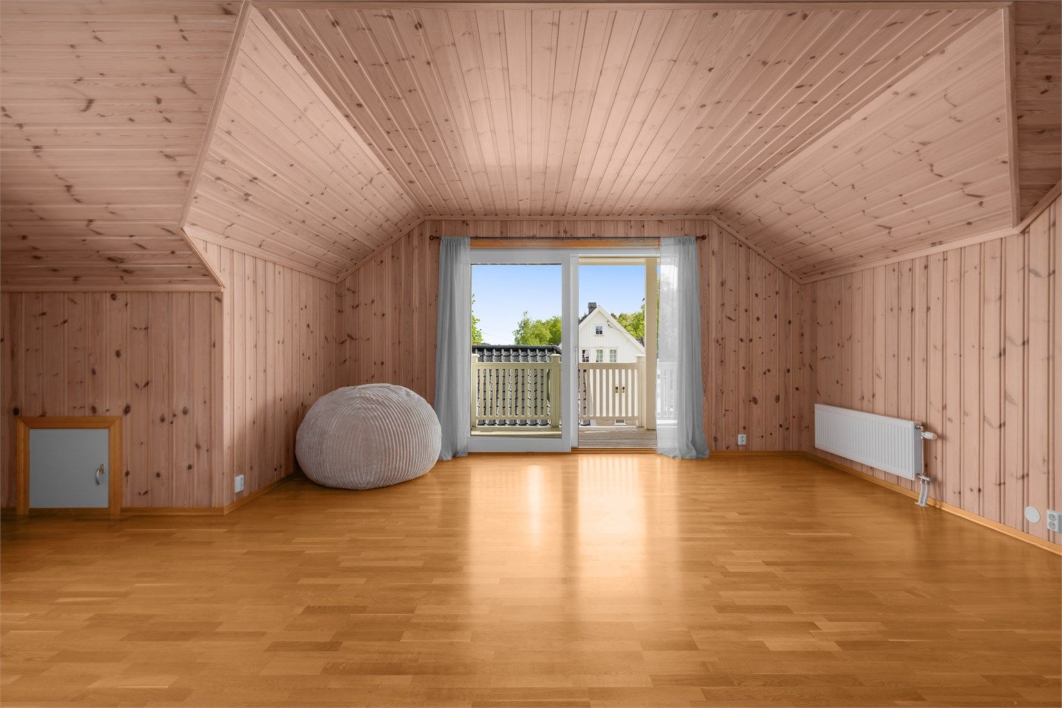 Rommet har parkettgulv og oppvarming via radiator.