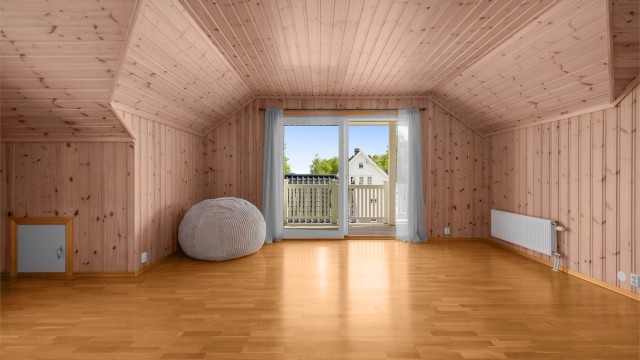 Rommet har parkettgulv og oppvarming via radiator.