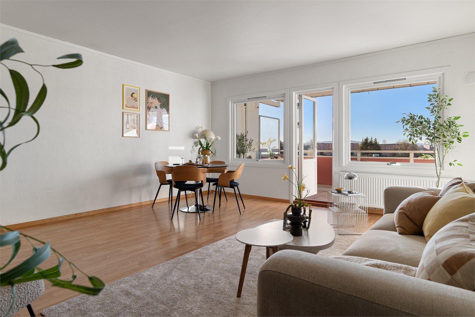 - Utgang fra stue til vestvendt balkong på ca. 12 kvm -