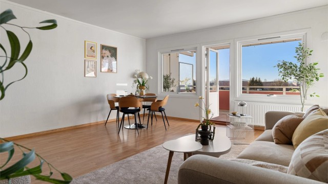 - Utgang fra stue til vestvendt balkong på ca. 12 kvm -