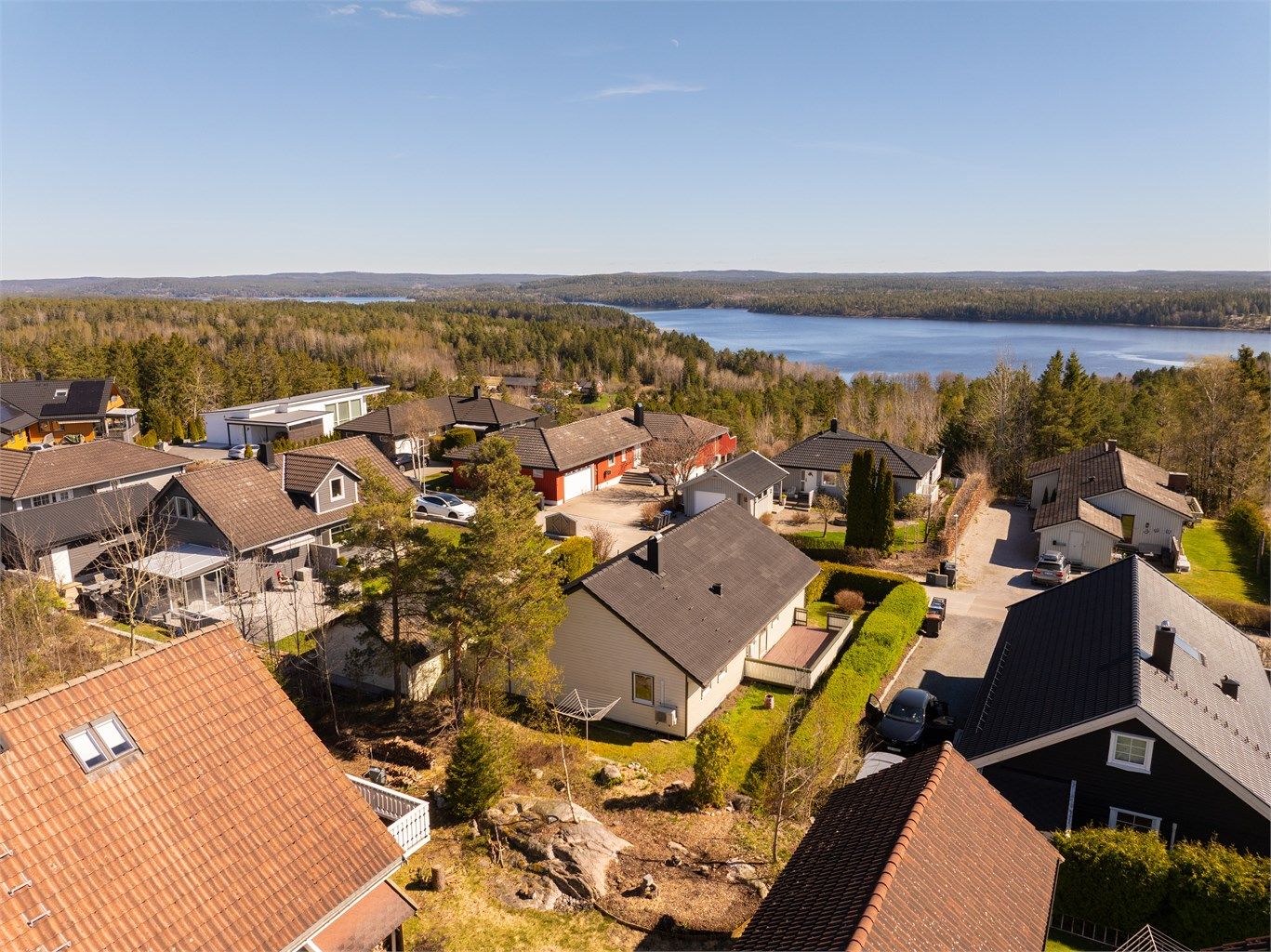 Tomtens 574 kvm. er flat og opparbeidet med en oversiktlig hage som krever lite stell.