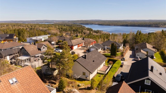 Tomtens 574 kvm. er flat og opparbeidet med en oversiktlig hage som krever lite stell.