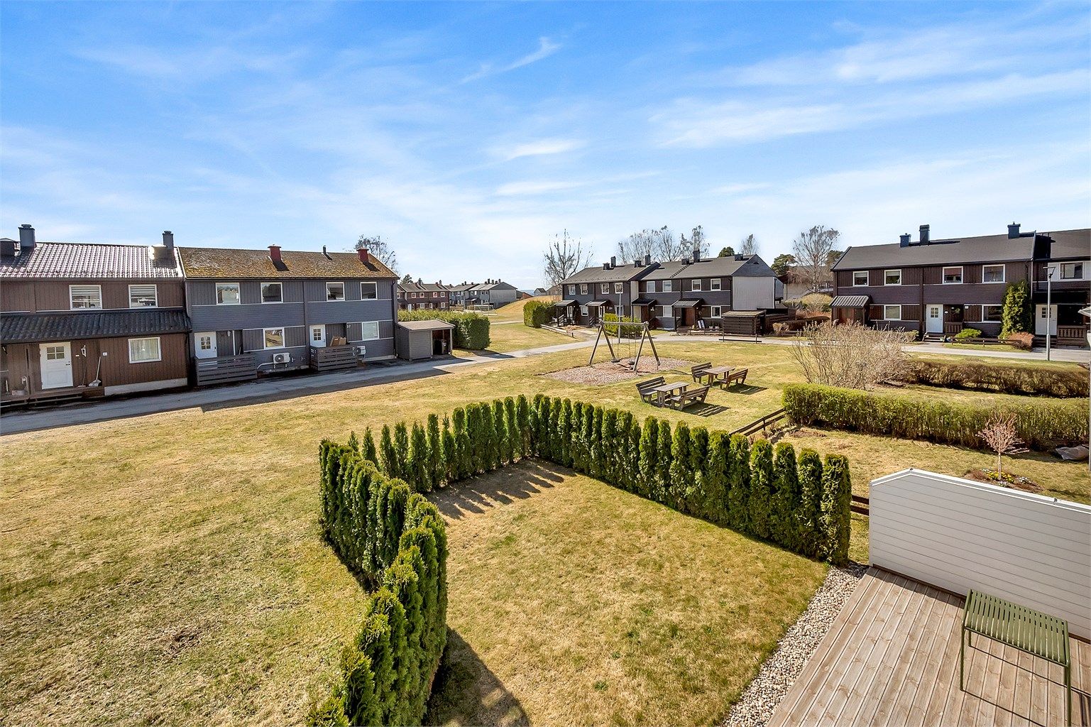 Leiligheten ligger i et koselig og veletablert boligområde på Veienmoen/Høyby.