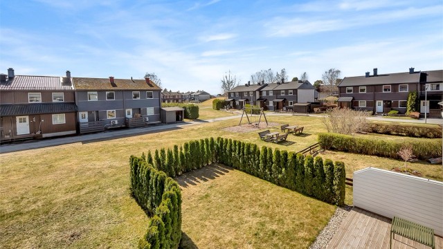 Leiligheten ligger i et koselig og veletablert boligområde på Veienmoen/Høyby.