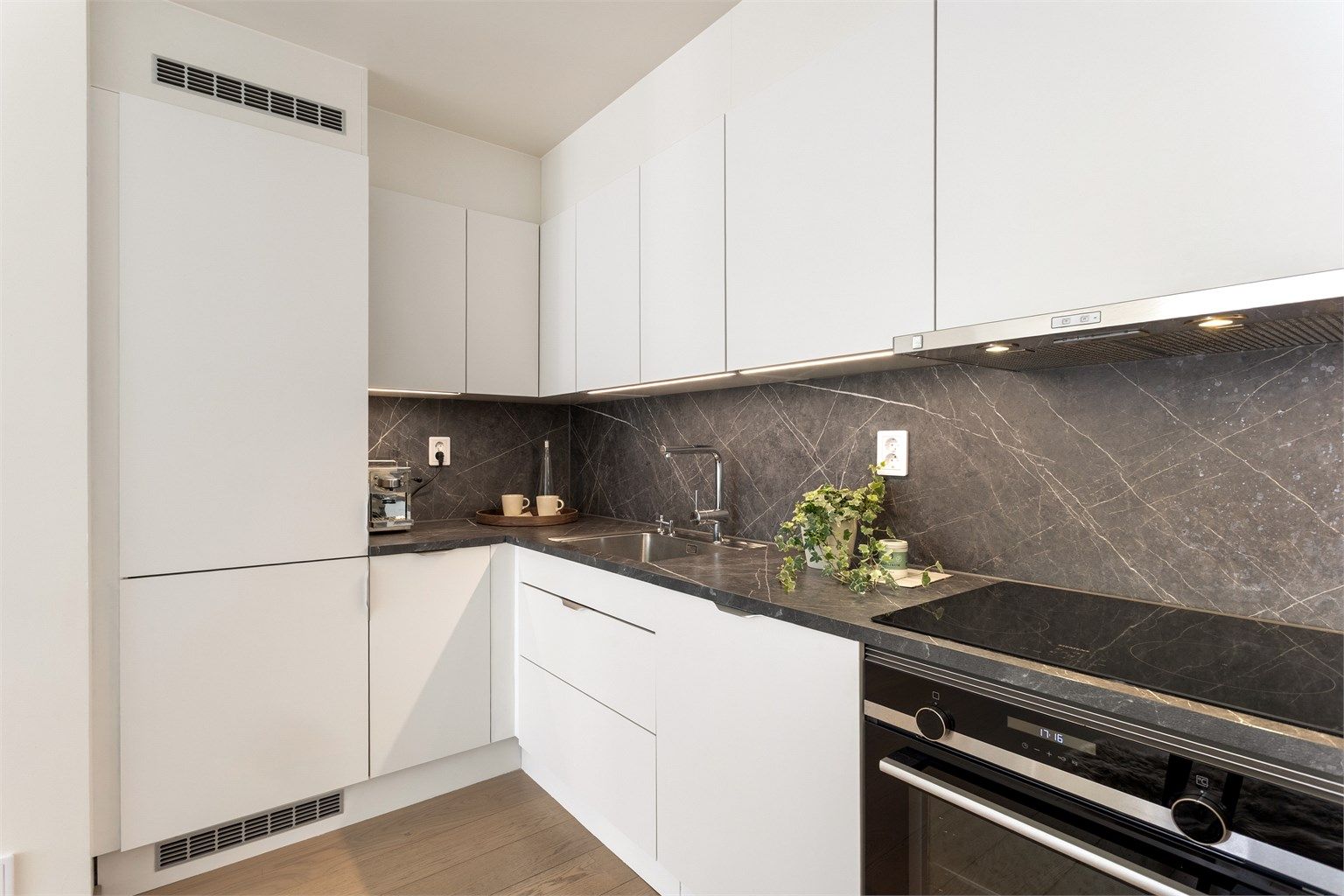 Kjøkkenet er godt utstyrt med integrert kjøl/fryseskap, oppvaskmaskin, stekeovn og induksjonstopp.