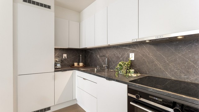 Kjøkkenet er godt utstyrt med integrert kjøl/fryseskap, oppvaskmaskin, stekeovn og induksjonstopp.