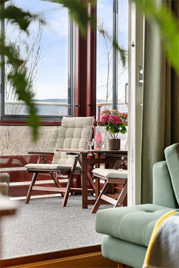 Uterommet blir en naturlig forlengelse av stuen, med plass til en hyggelig sittegruppe.