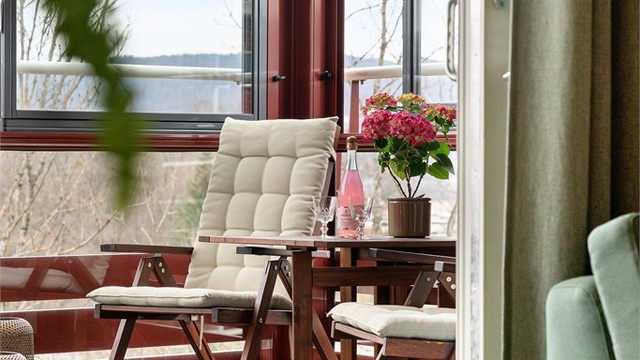 Uterommet blir en naturlig forlengelse av stuen, med plass til en hyggelig sittegruppe.