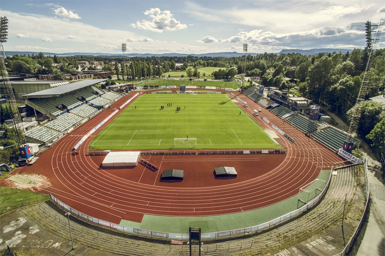 Kort gåavstand til Nadderud idrettsanlegg med svømmehall, løpebane, fotball- og tennisbaner samt treningssenter. Nye Nadderud stadion er nylig ferdigstilt og er plassert bak den gamle