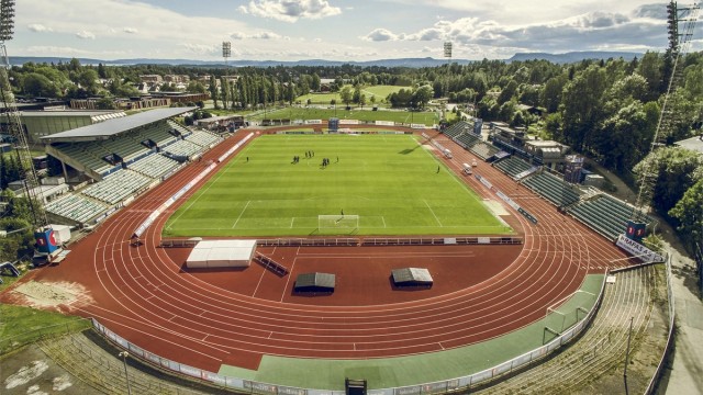 Kort gåavstand til Nadderud idrettsanlegg med svømmehall, løpebane, fotball- og tennisbaner samt treningssenter. Nye Nadderud stadion er nylig ferdigstilt og er plassert bak den gamle