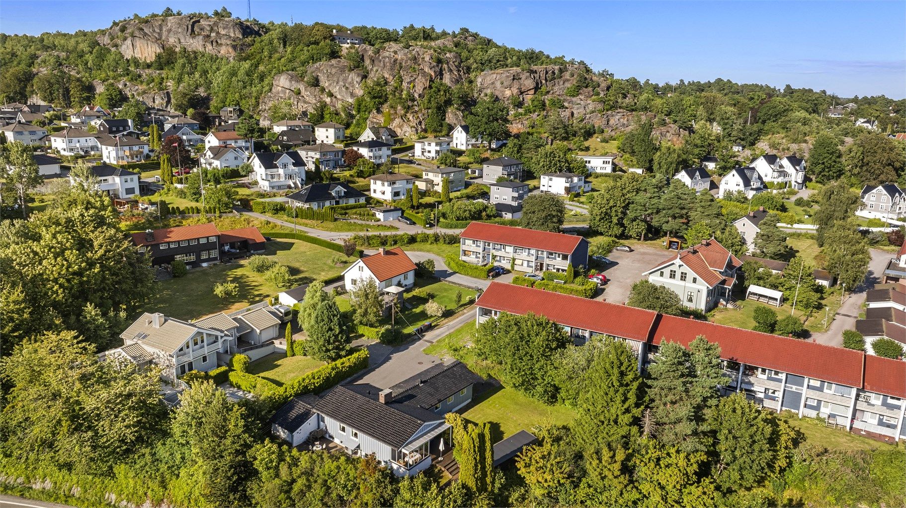 Sentralt, innholdsrikt og lettvint. Boligen har en attraktiv og svært sentral beliggenhet i et av Sandefjords mest sentrale boligområder. Her bor du med kort vei til det meste.