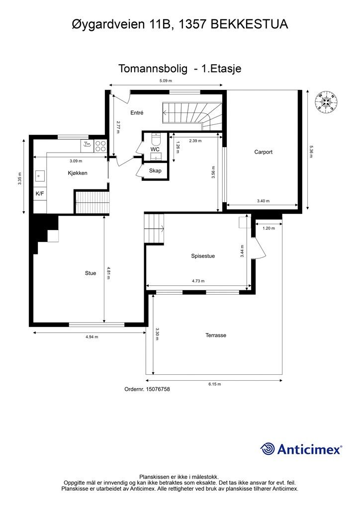 Plantegning for 1. etasje, som inneholder entré, stue, spisestue, kjøkken, WC og carport.