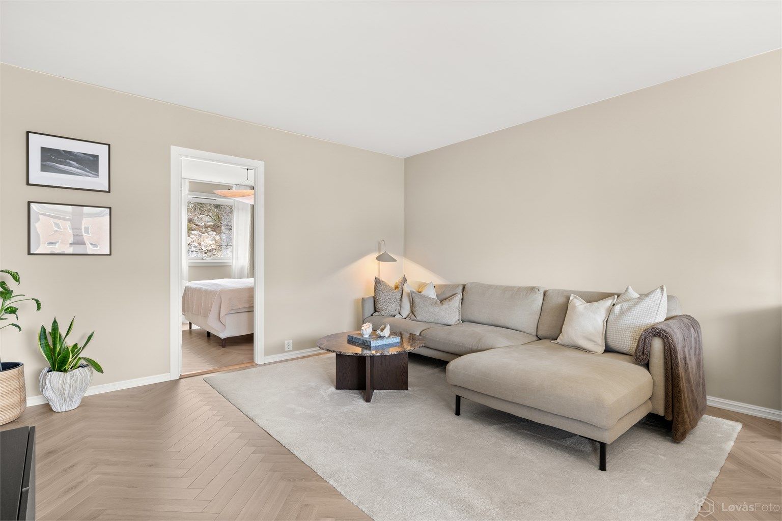 Lys og romslig stue/spisestue med 1-stavs fiskebenslaminat