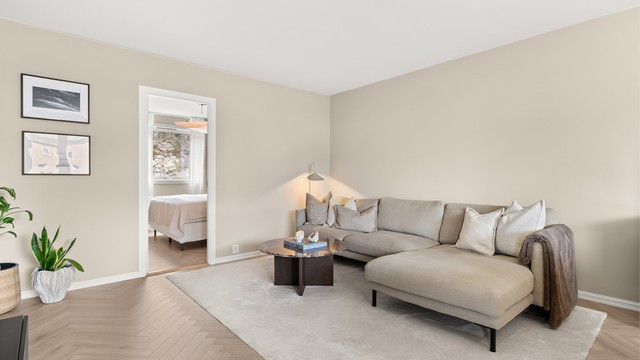 Lys og romslig stue/spisestue med 1-stavs fiskebenslaminat