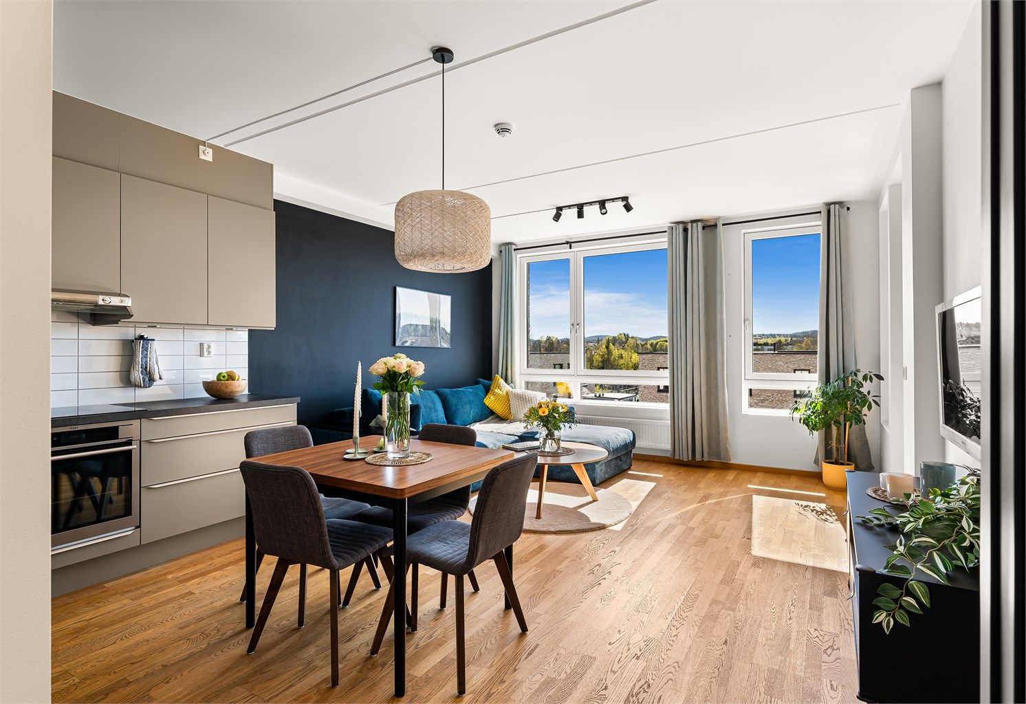 Velkommen til Skogblomstveien 118 presentert av Eiendomsmegler Marius Stormfelt - En fin 2-roms selveierleilighet i toppetasjen, med god planløsning, romslige rom, inntrukket balkong og garasjeplass med el-billader.