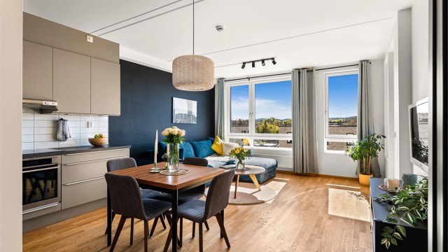 Velkommen til Skogblomstveien 118 presentert av Eiendomsmegler Marius Stormfelt - En fin 2-roms selveierleilighet i toppetasjen, med god planløsning, romslige rom, inntrukket balkong og garasjeplass med el-billader.