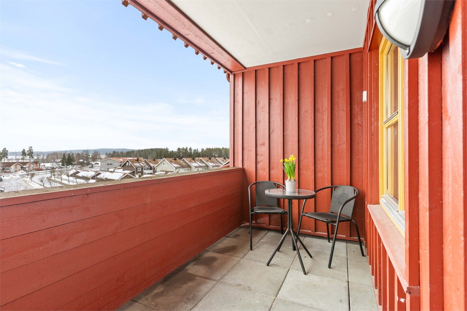 Fra stuen er det utgang til en balkong på 6 m² med plass til en sittegruppe.