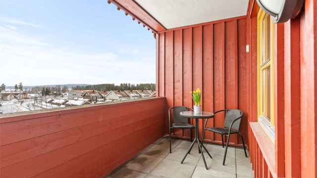 Fra stuen er det utgang til en balkong på 6 m² med plass til en sittegruppe.