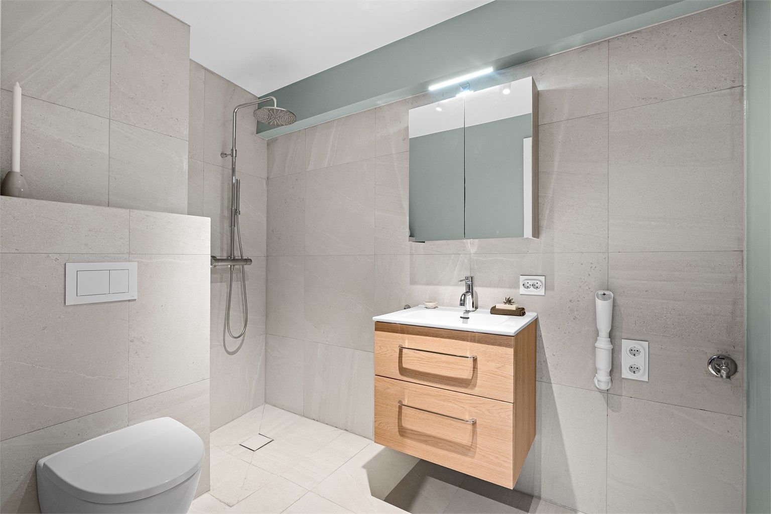 Svært lekkert bad med innbydende materialvalg