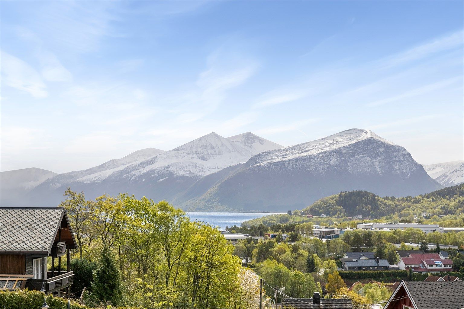 Utsikt mot fjell og fjord.