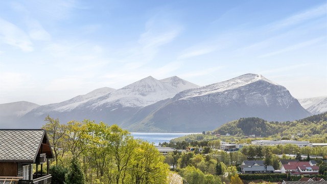 Utsikt mot fjell og fjord.