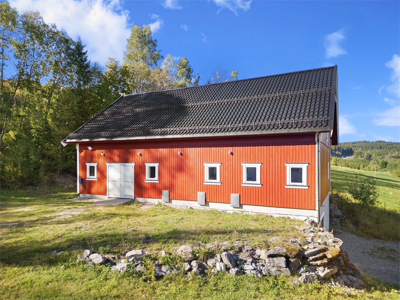 Låven er fra ca. 2012 og byr på rikelig med plass over flere plan for lagring, verksted eller hobbyvirksomhet.