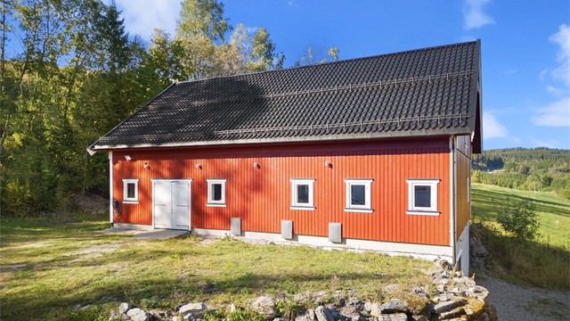 Låven er fra ca. 2012 og byr på rikelig med plass over flere plan for lagring, verksted eller hobbyvirksomhet.