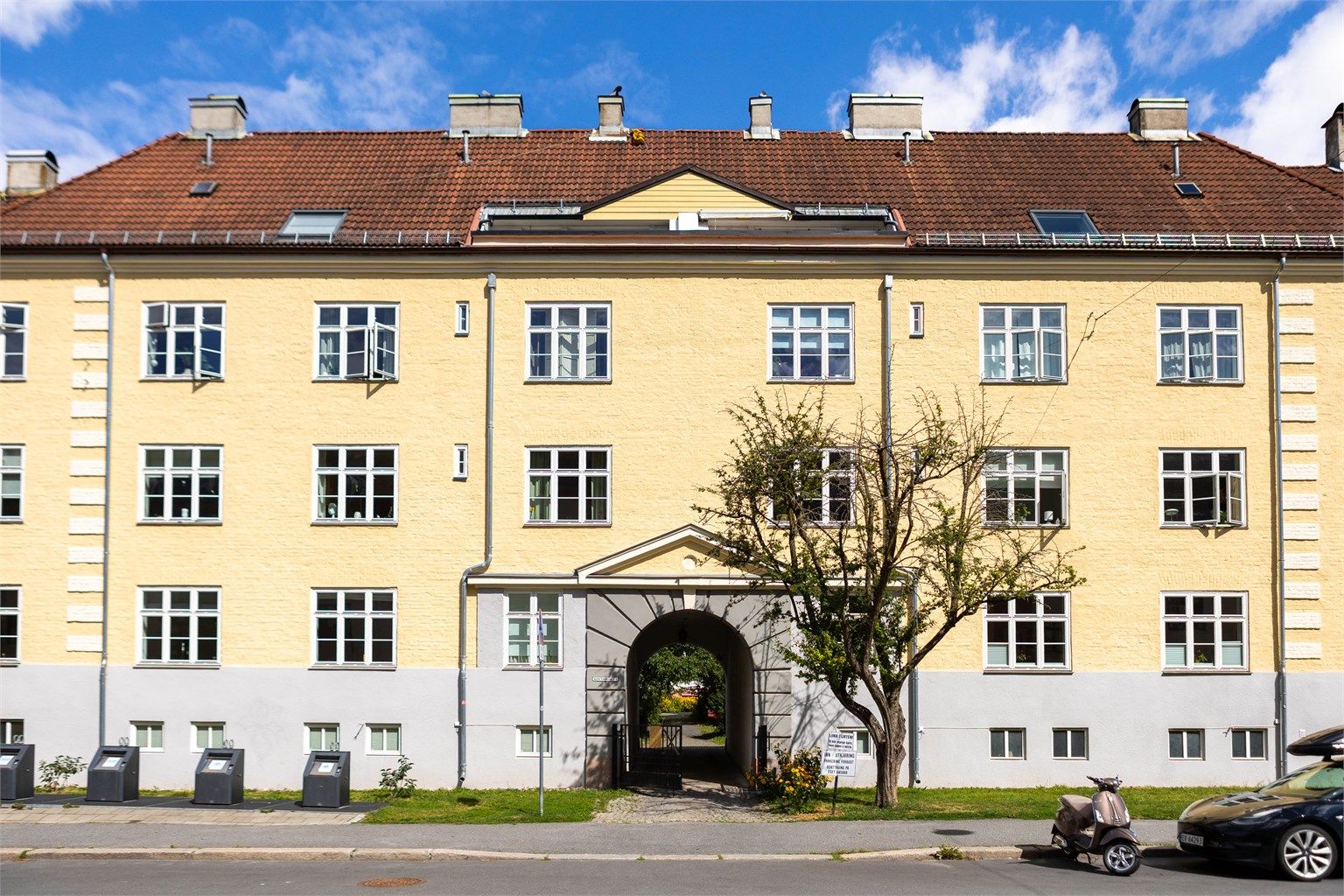 Klassisk mellomkrigsarkitektur med tidløse kvaliteter og en historie som fortsatt setter preg på nabolaget.