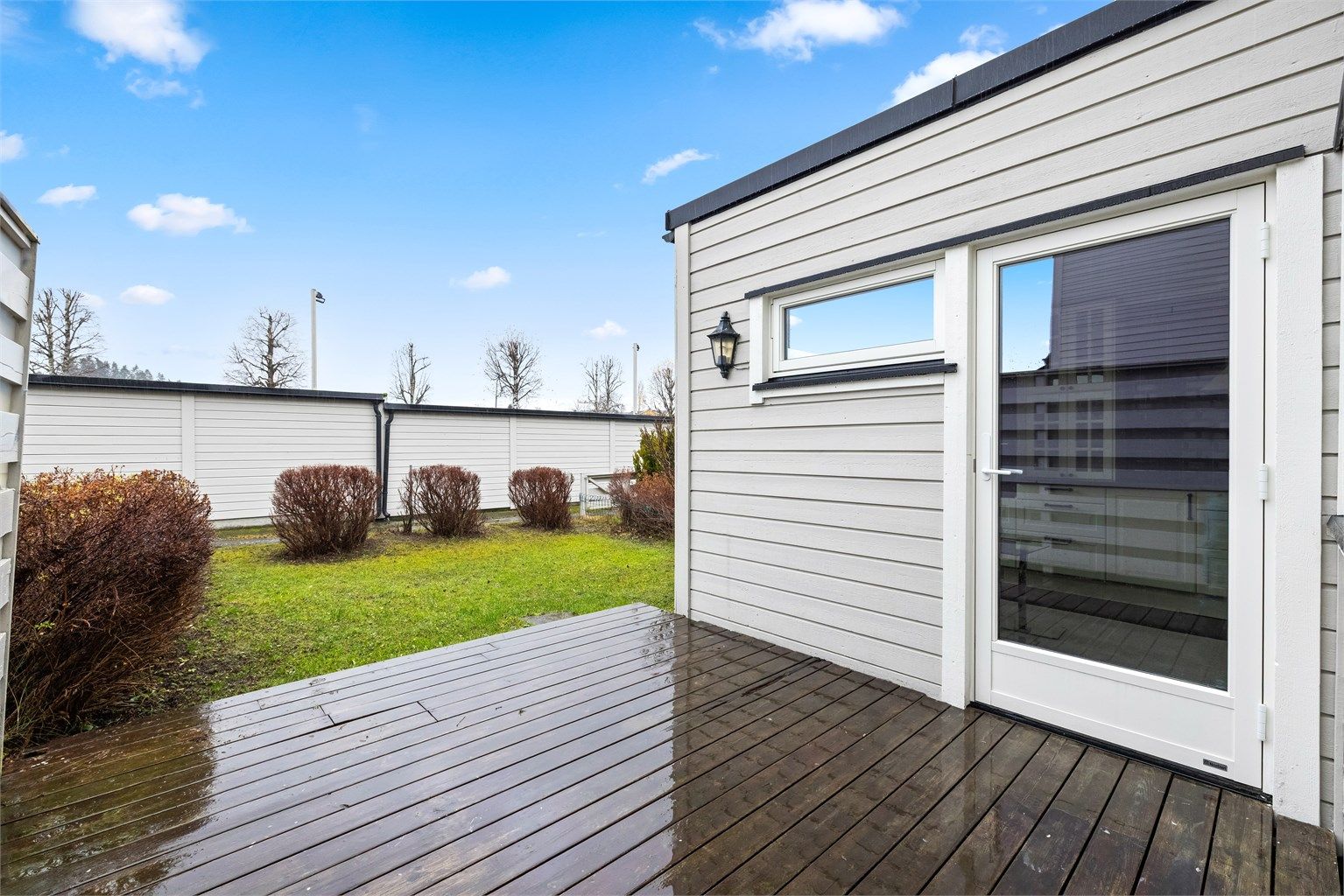 Boligen har utgang til en markterrasse på 10 m² og en lettstelt hage.