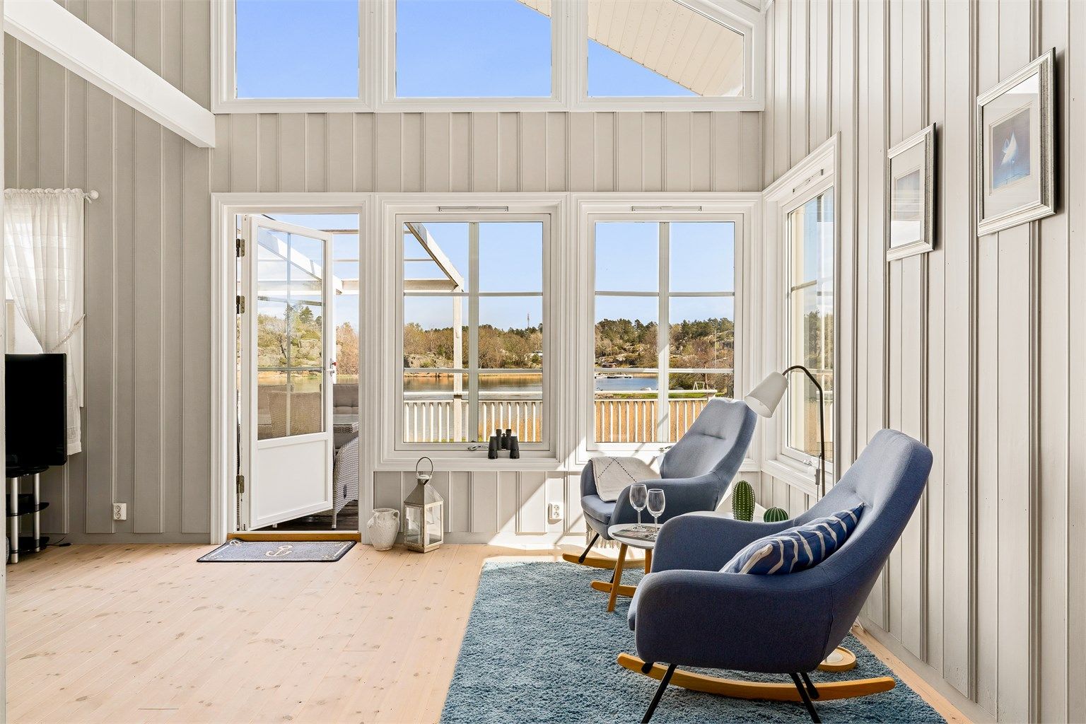 I stuen får du utgang til terrasse og flott utsikt via store panoramavinduer mot øst. 