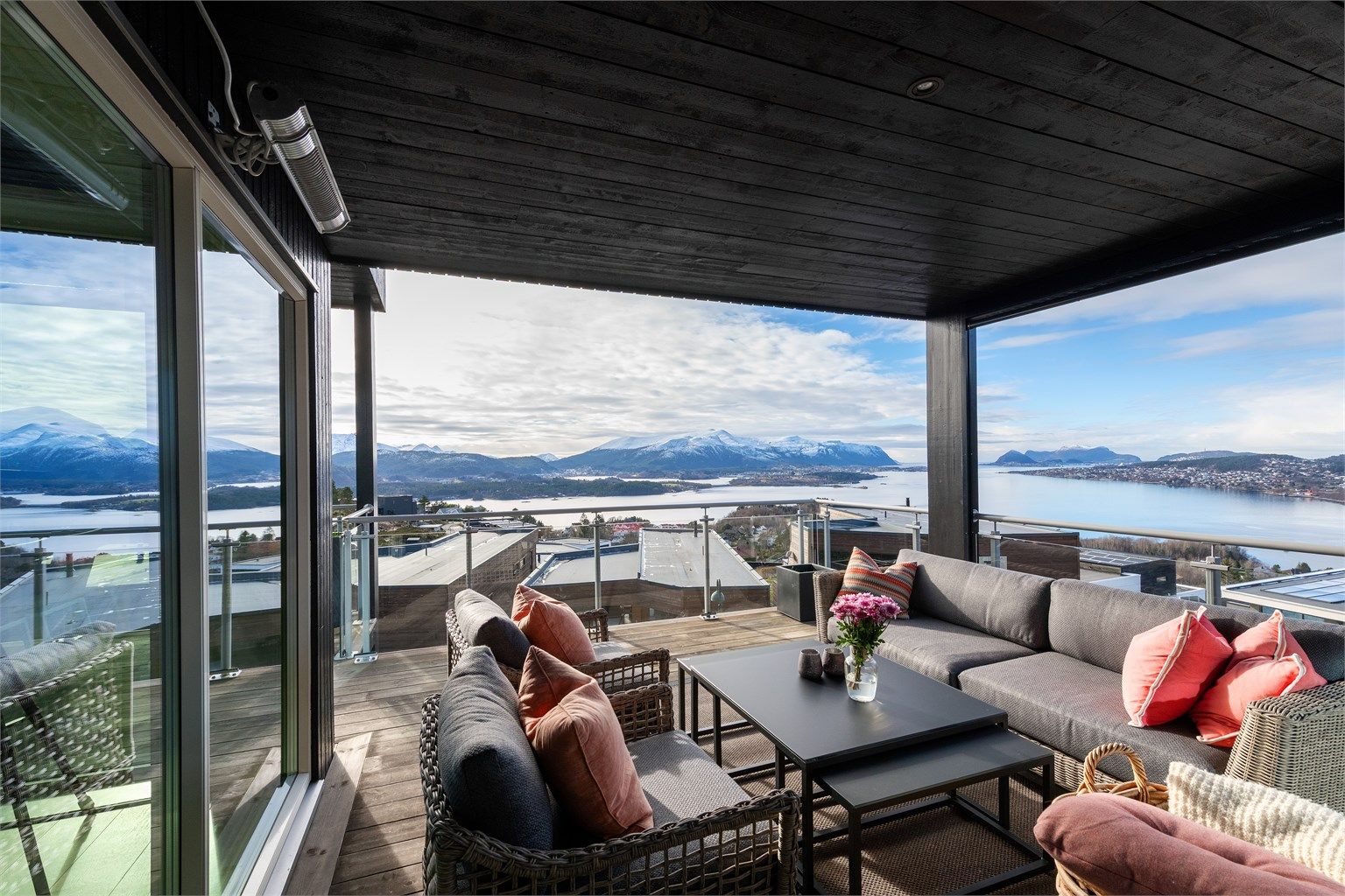 Stor og romslig balkong i 2. etasje med flere soner - herfra er det fantastisk utsikt mot Sunnmørsfjella, Borgundfjorden, Breisundet og Sukkertoppen i vest