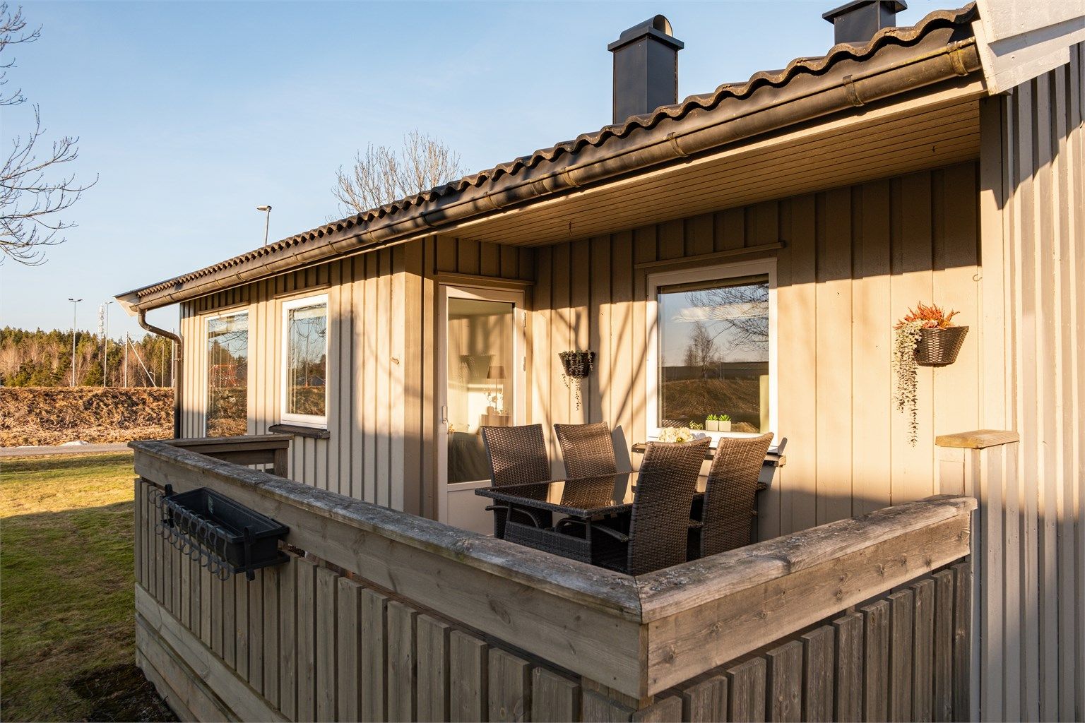 Hyggelig uteområde med terrasse og hage, gode solforhold og skjermet beliggenhet.