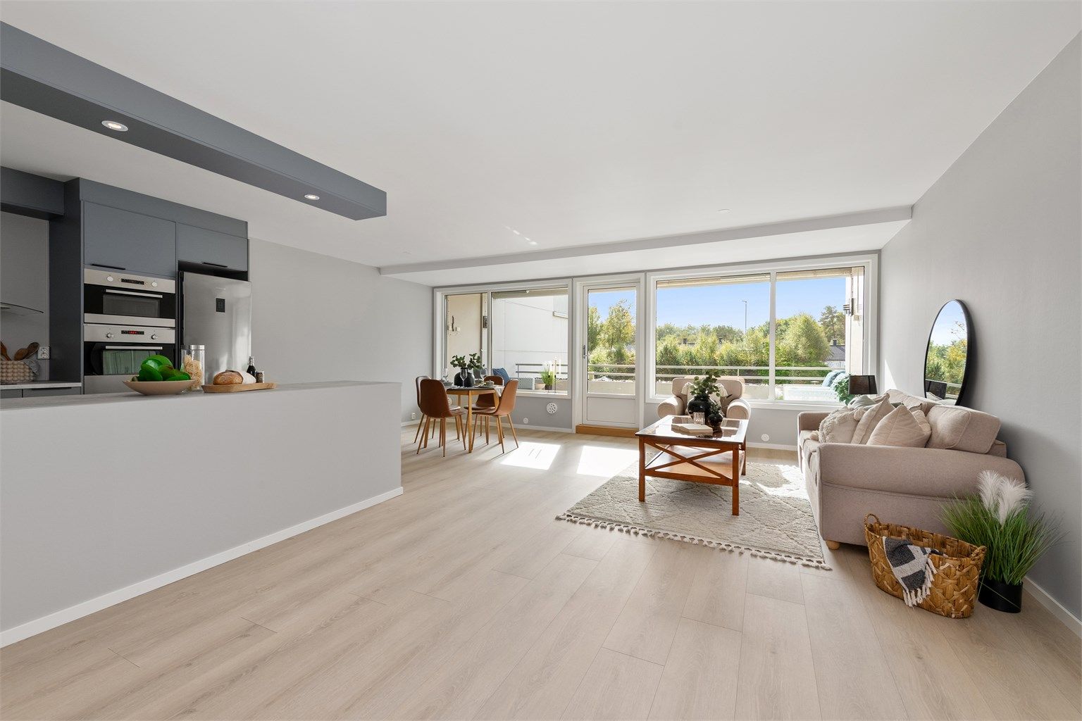 Leiligheten er renovert i 2024/2025 og fremstår med nye overflater på alle rom utenom bad og toalettrom som er fra 2011