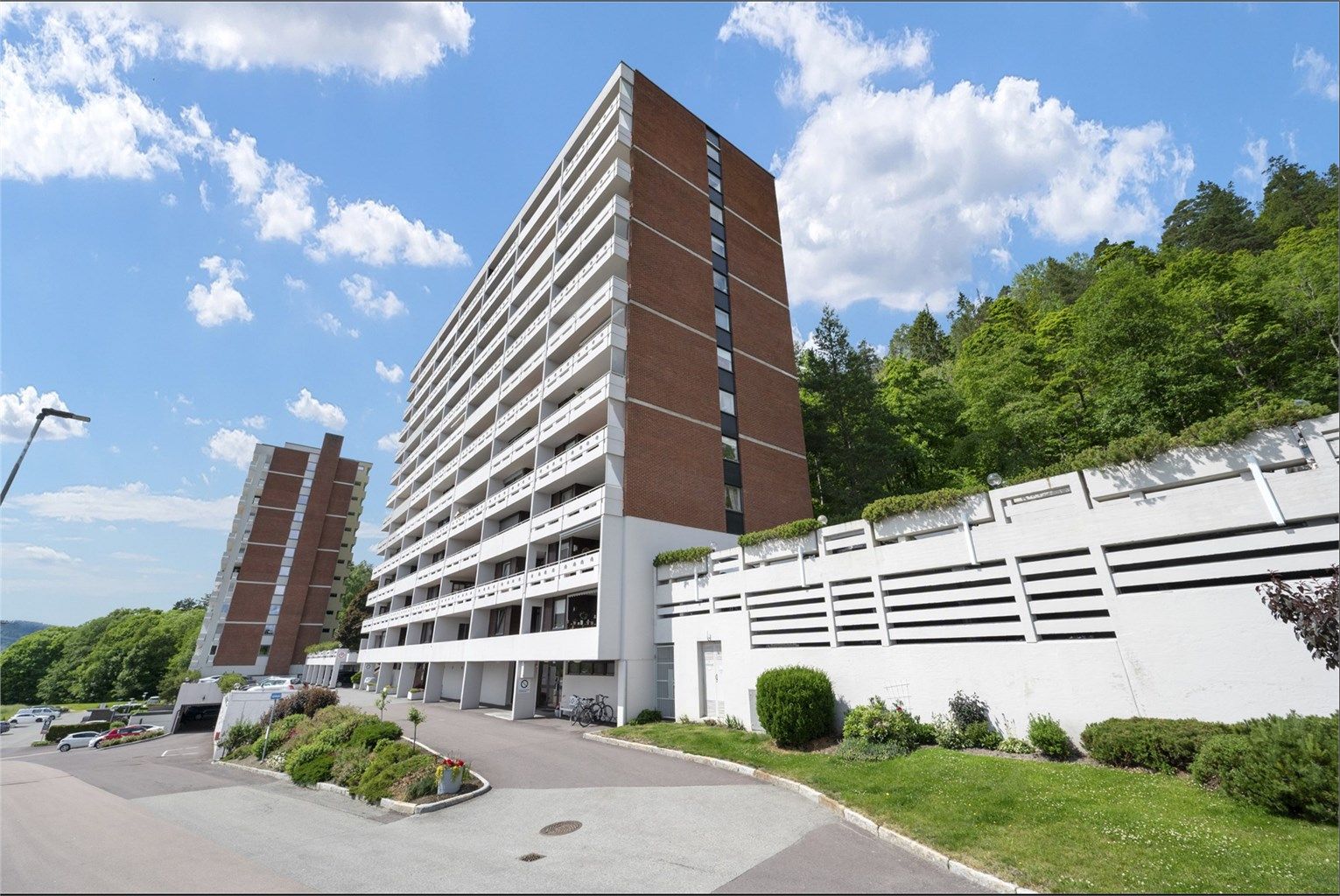 Bygget har heisadkomst, og det er planlagt utskiftning og oppgradering av heisene i 2026.