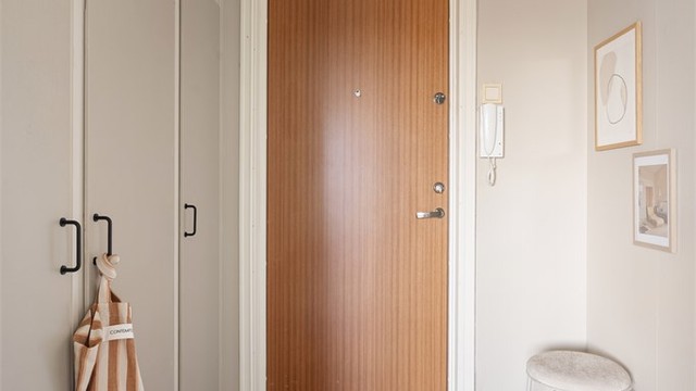 Entrédøren er fra 2016 og har sikkerhetslås og kikkehull, og på veggen sitter callinganlegget. Med heis helt opp til døren får du enkelt med deg både handleposer og flyttelass opp til tolvte etasje.