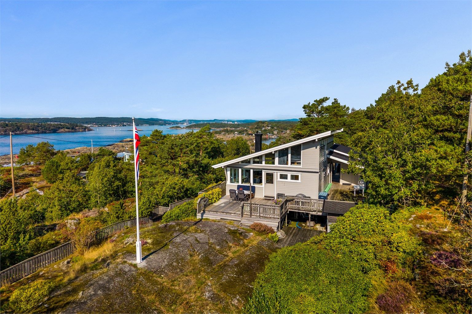 På Store Arøya, en øy noen kilometer syd for Helgeroa ligger hytta med et moderne formspråk helt for seg selv.