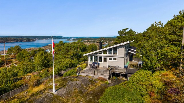På Store Arøya, en øy noen kilometer syd for Helgeroa ligger hytta med et moderne formspråk helt for seg selv.