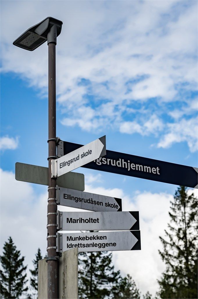 Østmarka med turstier, badevann og lysløyper ligger i umiddelbar nærhet.